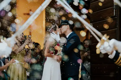 Beso de los recien casados