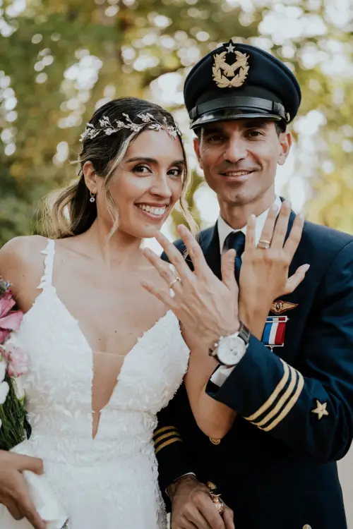 Novios felices posando sus anillos de matrimonios