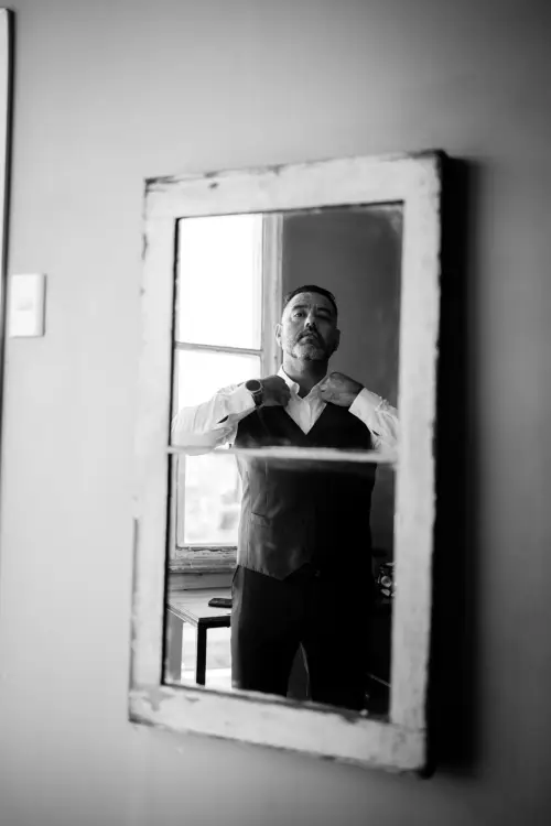 Novio en blanco y negro en los preparativos antes de la ceremonia