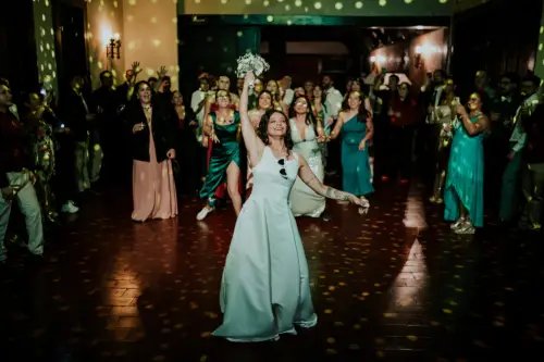 Novia a punto de tirar el ramo a las solteras