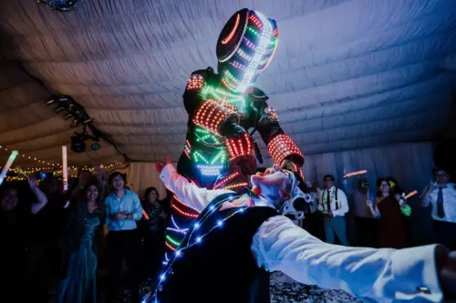 Novio celebrando en fiesta con robot led