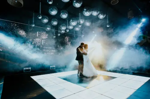 Novios bailando el vals