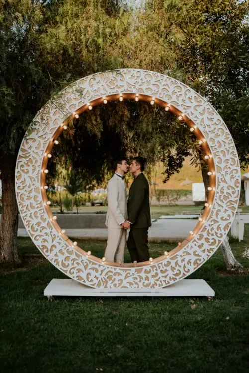 Novios posando lleno de vegetación