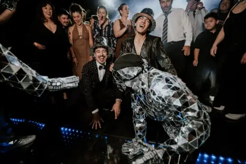 Novios en la fiesta bailando junto a sus invitados
