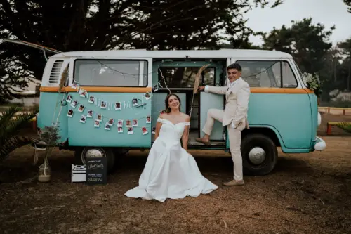 Pareja de novios en el Tabo posando felices en el auto